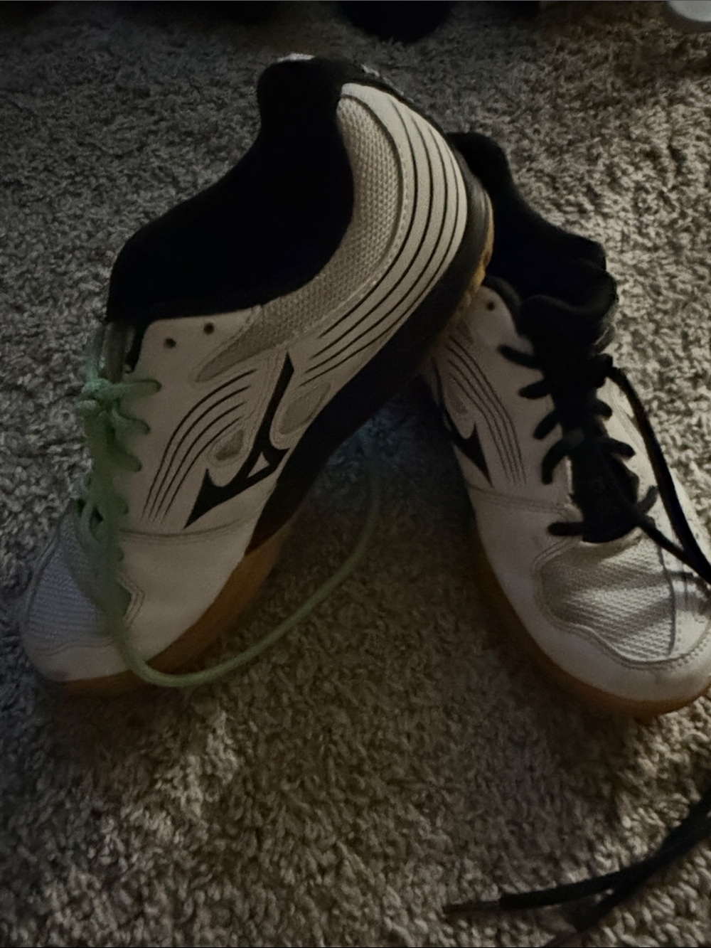 Mizuno Kids White Black Indoor Sneakers with Gum Sole size 5 volleyball